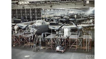 Bombarderos Lancaster a punto de concluir su construccin en la planta de montaje de Avro en Woodford, cerca de Manchester, 1943.