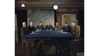 El general Dwight D. Eisenhower y sus comandantes en el cuartel general supremo aliado en Londres, febrero 1944.