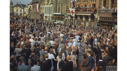 Civiles holandeses bailan en las calles despus de la liberacin de Eindhoven por las fuerzas aliadas, septiembre de 1944.
