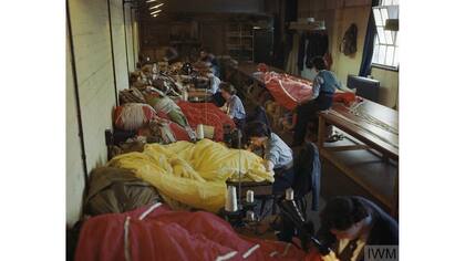 Los miembros de la Fuerza Area Auxiliar de Mujeres (WAAF) preparar paracadas para su uso por las fuerzas aerotransportadas britnicas durante la invasin de Europa, mayo de 1944.