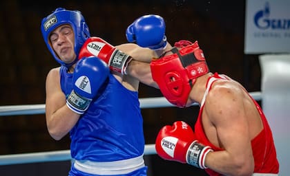 Rashed Al-Swaisat, de azul, cayó en el tercer round en el combate ante Anton Winogradow, en el Mundial Juvenil que se disputó en Polonia