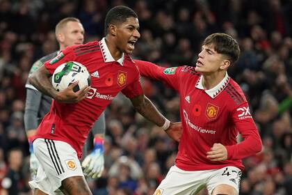 Rashford festeja y Garnacho celebra con él