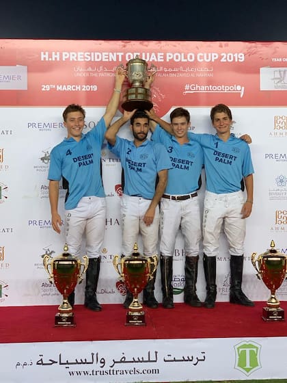 Rashid Albwardy levanta una copa junto a Bartolomé Castagnola (h.), Rufino Bensadón y Camilo Castagnola en 2019, el último año en que Desert Palm, el club de la familia Albwardy en Dubái, compitió en su tierra.