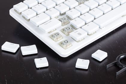 Raspberry Pi 500+ es un teclado mecánico que esconde en su interior una computadora Rasbperry Pi 5 con 16 GB de RAM y un SSD