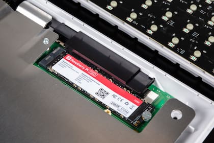 Raspberry Pi 500+ es un teclado mecánico que esconde en su interior una computadora Rasbperry Pi 5 con 16 GB de RAM y un SSD