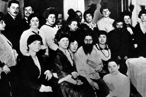 Rasputín (centro) con admiradores: sus poderes de seducción eran objeto de leyendas.