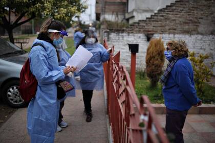 Los agentes del operativo van casa por casa a la búsqueda de los casos