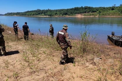 Efectivos de la Unidad Regional III de la Policía de Misiones comenzaron un rastrillaje, con la ayuda de buzos, para dar con los niños.