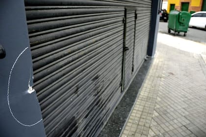 Rastros del tiroteo en el que murieron dos personas ligadas a la banda de los Monos