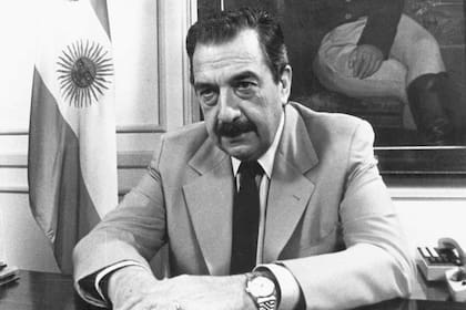 En 1985, el presidente Raúl Alfonsín unificó los modelos de bandera argentina mediante el Decreto 23208/85, estableciendo que todas debían llevar el sol