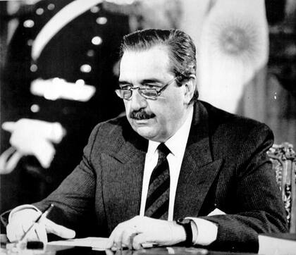 Raúl Alfonsín anuncia la entrega anticipada del poder, 12 de junio de 1989