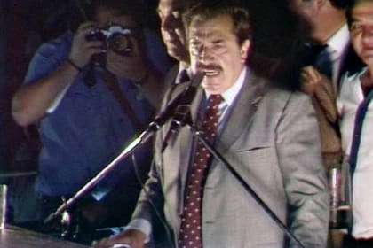 Raúl Alfonsín durante el cierre de campaña de 1983