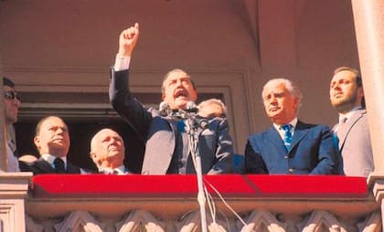 Raúl Alfonsín, en el balcón de la Casa Rosada durante la Semana Santa de 1987; a su izquierda, Antonio Cafiero y José Luis Manzano. “'No son golpistas, son héroes de Malvinas', dijo el presidente”, recuerda Aldo Rico