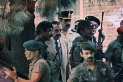 Raúl Alfonsín, fuertemente custodiado en su visita al regimiento de La Tablada