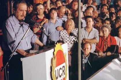 Raúl Alfonsín, que supo concitar en 1983 el apoyo de los sectores medios, durante un acto radical en 1997