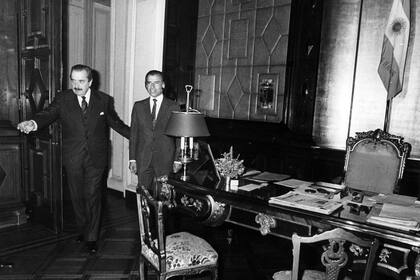 Raúl Alfonsín recibe a Carlos Menem en la Casa Rosada en 1989