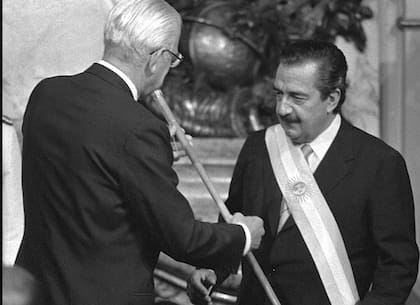 Raúl Alfonsín en su asunción presidencial. Recibe el bastón de Reynaldo Bignone el 10 de diciembre de 1983