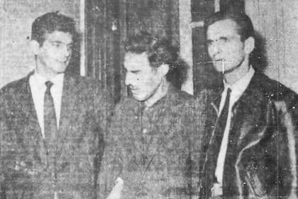 Raúl Aníbal González Higonett, el Loco del martillo, escoltado por dos policías el día de su detención, en marzo de 1963