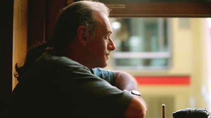 Raúl Carnota, sentado en un bar, en 1997