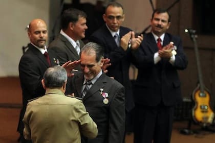 Raúl Castro condecora a los cinco espías de regreso en Cuba