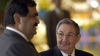 Raúl Castro (der) junto al emir qatarí Hamad bin Khalifa al Thani en Cuba en 2008