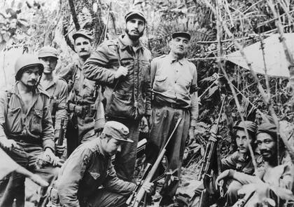 Raúl Castro (en el centro, agachado) junto a su hermano Fidel y otros combatientes de la guerrilla que derrocó al régimen de Batista