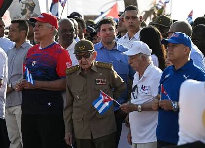 Raúl Castro junto a Díaz-Canel en el desfile del 1 de Mayo de 2026