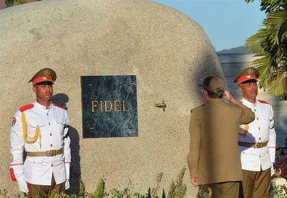 Raúl Castro saluda la tumba de su hermano, en Santiago de Cuba