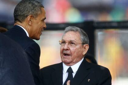 Raúl Castro y Barack Obama, juntos el año pasado, durante el funeral de Nelson Mandela