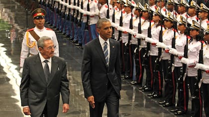 Raúl Castro y Barack Obama, saludan a la Guardia de Honor en el Palacio de la Revolución