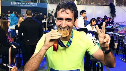 Raúl, feliz tras correr su primera maratón