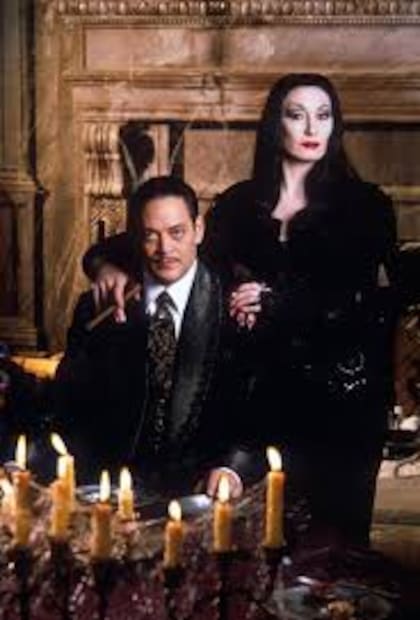 Raúl Juliá y Angélica Houston como Homero y Morticia, en la pantalla grande