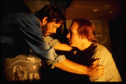 Raúl Juliá y William Hurt en una escena de la versión cinematográfica de "El beso de la mujer araña"
