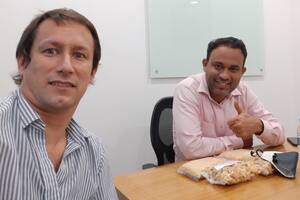 Raúl Pastorini, izquierda, cuando cerró la primera venta ante un representante de una multinacional de India