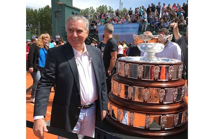 Raúl Pérez Roldán, en octubre de 2017 en Tandil, cuando la AAT llevó la Copa Davis al club Independiente.