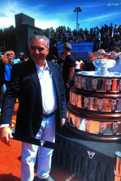 Raúl Pérez Roldán, junto a la Copa Davis; en la época de la pandemia, su hijo Guillermo reveló los malos tratos a los que lo sometía y lo llevó a la Justicia.