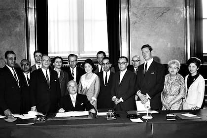 Raúl Prebisch, secretario general de la Conferencia para el Comercio y el Desarrollo (UNCTAD) y sus colaboradores (16 de junio de 1964, ONU Nueva York)