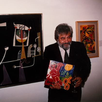 Raúl Santana en la inauguración de una muestra del movimiento CoBrA en el Museo de Arte Moderno de Buenos Aires, en 1994