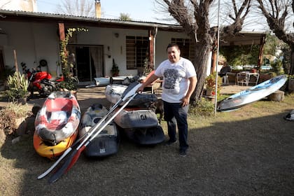 Raúl Sosa se vio favorecido por un préstamo municipal para comprar kayaks que usa en primavera y verano para hacer recorridos turísticos con acampe en el curso de agua más cercano