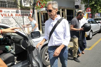 Raúl Taibo, retirándose del velatorio de su mamá