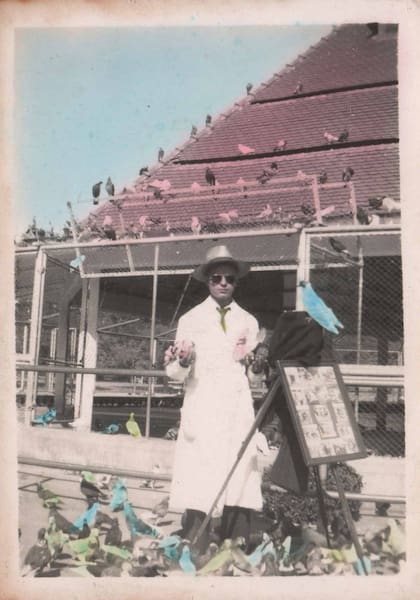 Raúl Tinnirello, nieto de Filippo Tinnirello en el palomar del Parque Independencia, Rosario.