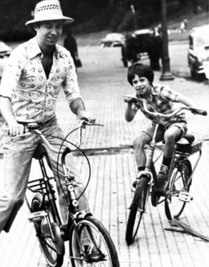 Raúl y Gastón Portal en un paseo en bicicleta. Gastón fue el único hijo de Raúl Portal: " Fuimos grandes amigos", reconoce el productor