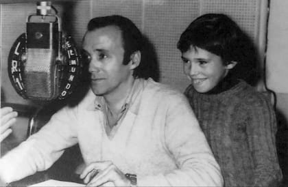 Raúl y Gastón Portal, padre e hijo en una imagen típica de la pasión por los medios que ambos compartieron