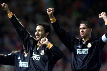 Raúl y Redondo celebran la victoria en Old Trafford. El capitán le había servido a su compañero un gol inmortal