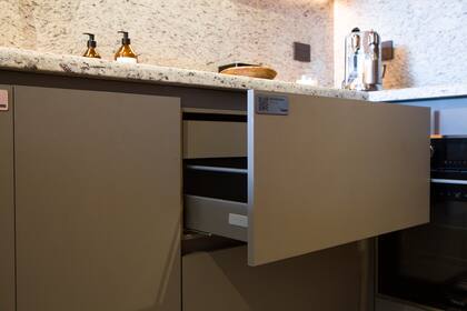 Rauvisio Noir Trench Coat se luce en el espacio de Concepto Fusión.