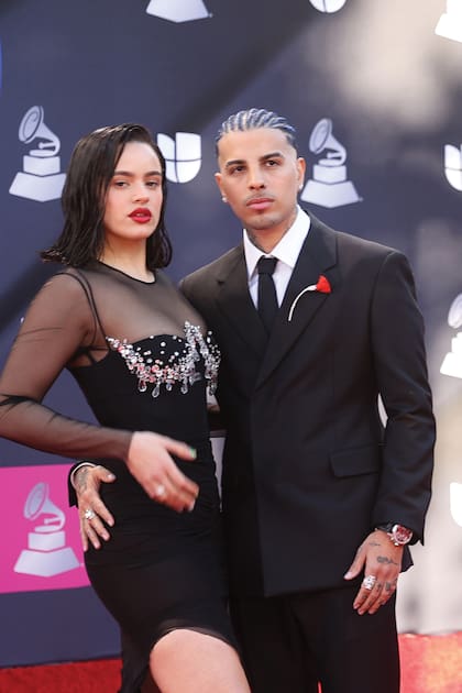 Rauw Alejandro y Rosalía en la red carpet de los Premios Latin Grammy 2022.