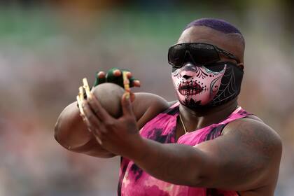 Raven Saunders en la clasificatoria en los Estados Unidos en junio de este año, cuando logró su marca para competir en París, luego de pasar 18 meses suspendida por ausentarse de tres controles antidoping