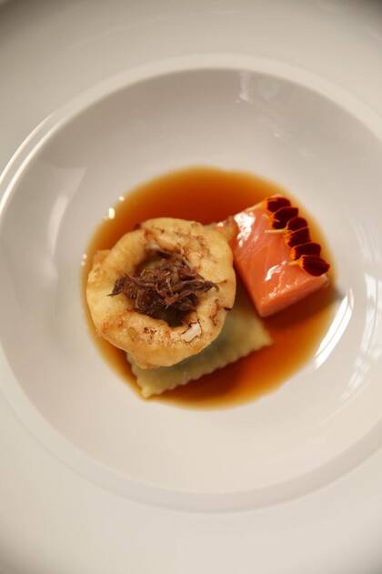 Raviol de rabo, calamar en tempura, caldo de verduras, salmón marinado con sake y mandarina , rabo frito