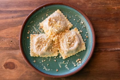 De un sueño familiar a un restó con los mejores quesos del país 27 Ravioles de osobuco, con salsa de manteca artesanal, nueces tostadas partidas y queso parmesano reserva.