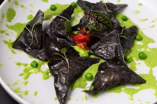 Ravioles negros rellenos de salmón